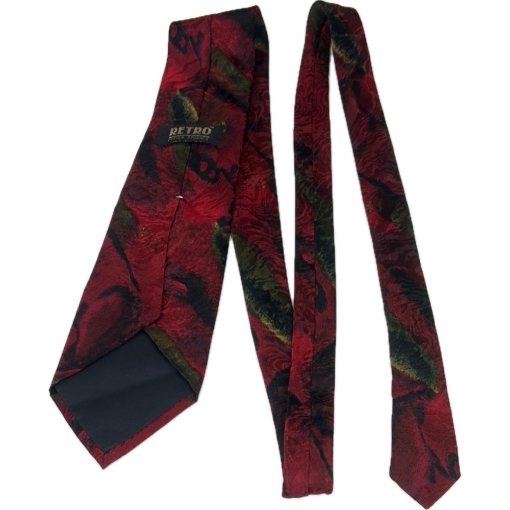 Retro Design Studios Vibrant Silk Red and Green Patterned Tie